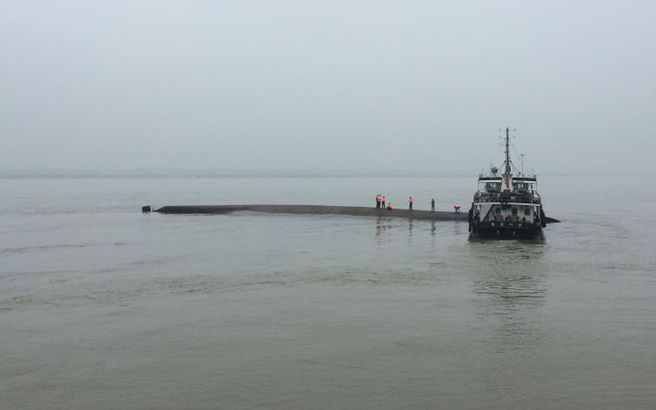 Αναποδογύρισε και βυθίστηκε  φορτηγό πλοίο σε λίγα λεπτά video