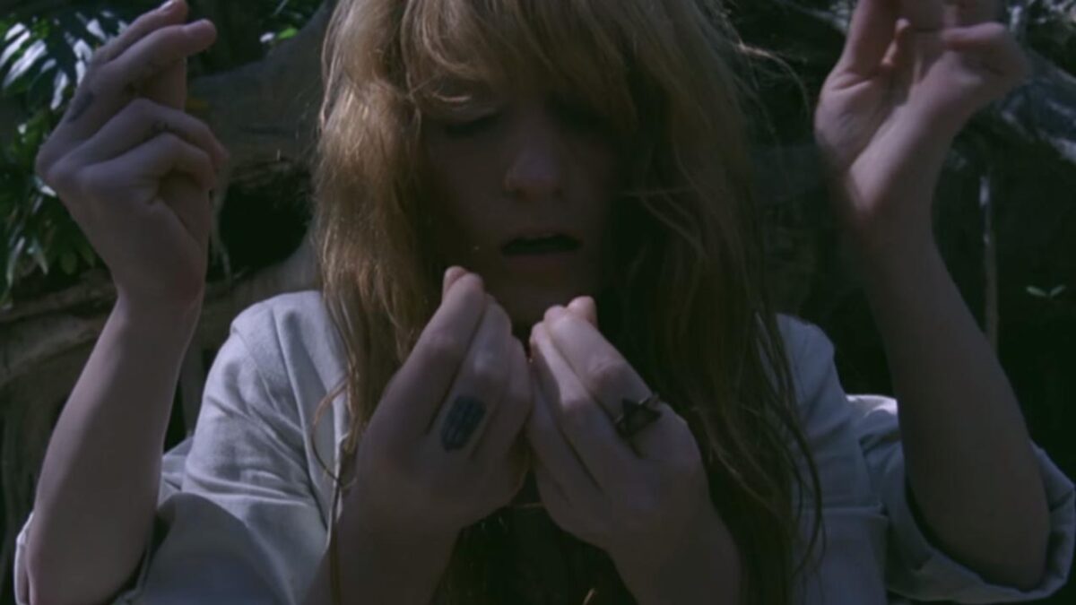 Στο καινούργιο της video clip η Florence κυριεύεται από τον διάβολο