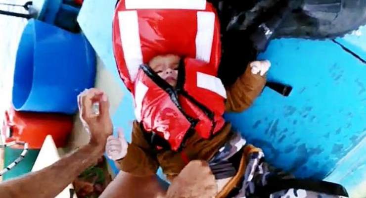 Βίντεο:  Τούρκοι ψαράδες διέσωσαν ένα 18 μηνών προσφυγόπουλο στο Αιγαίο