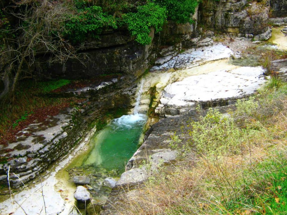 Οβίρες Ρογκοβού: Οι φυσικές πισίνες της Βόρειας Ελλάδας