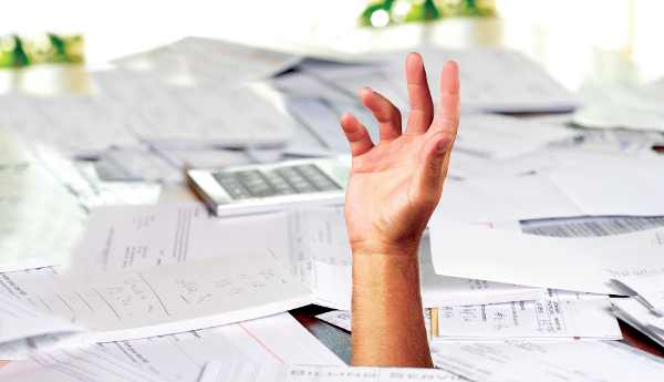 6 χρόνια μπαίνουν νέοι φόροι αλλά τα έσοδα μειώνονται