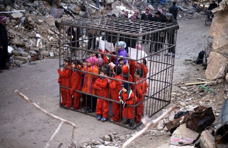 Σύροι αντάρτες κλειδώνουν αιχμάλωτους σε κλουβιά