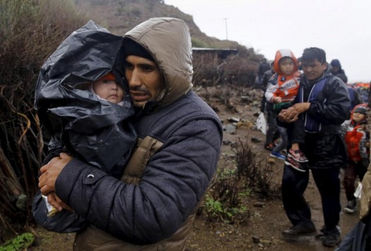 Παρά τη κακοκαιρία , χιλιάδες πρόσφυγες φτάνουν στη βόρεια και ανατολική Λέσβο