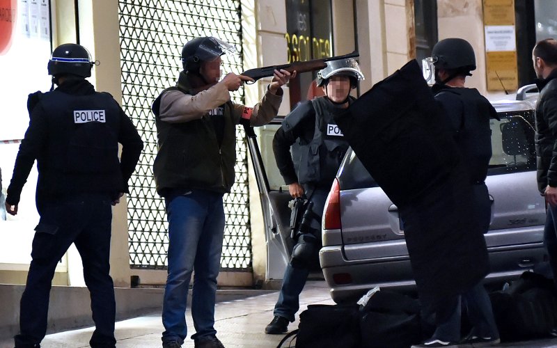 Guardian: Ποιοι κρύβονται πίσω από το αιματοκύλισμα του Παρισιού