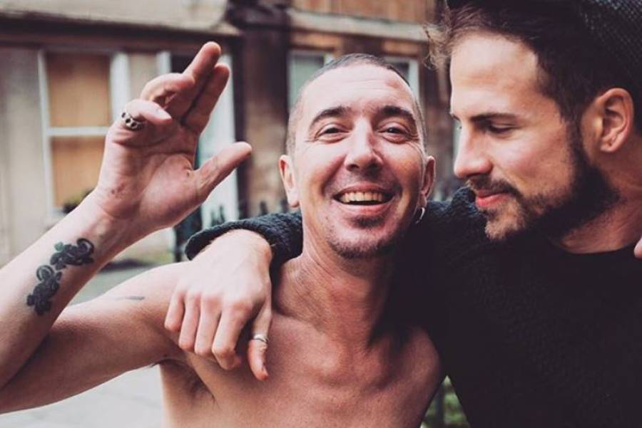 O Τζόσουα Κούμπες είναι ο κουρέας των αστέγων