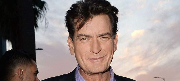 Ο Τσάρλι Σιν παραδέχθηκε ότι είναι θετικός στον ιό HIV