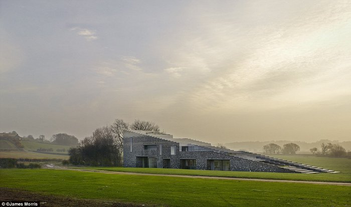 Flint House: Το σπίτι της χρονιάς στη Βρετανία είναι μία απέραντη σκάλα προς τον ουρανό!