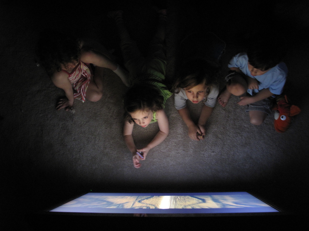 Οι νέοι που βλέπουν πολλή τηλεόραση και ασκούνται λίγο, αντιμετωπίζουν αυξημένο κίνδυνο πρόωρης γήρανσης του εγκεφάλου τους