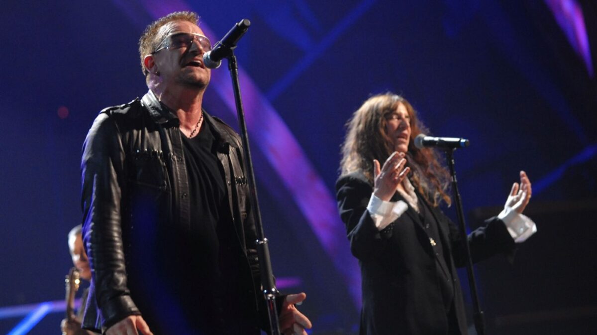 Οι U2 σε συναυλία στο Παρίσι μαζί με την Patti Smith