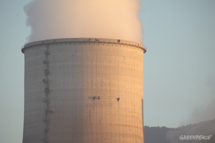 Ακτιβιστές της Greenpeace ανέβηκαν στο εργοστάσιο της ΔΕΗ στη Πτολεμαίδα