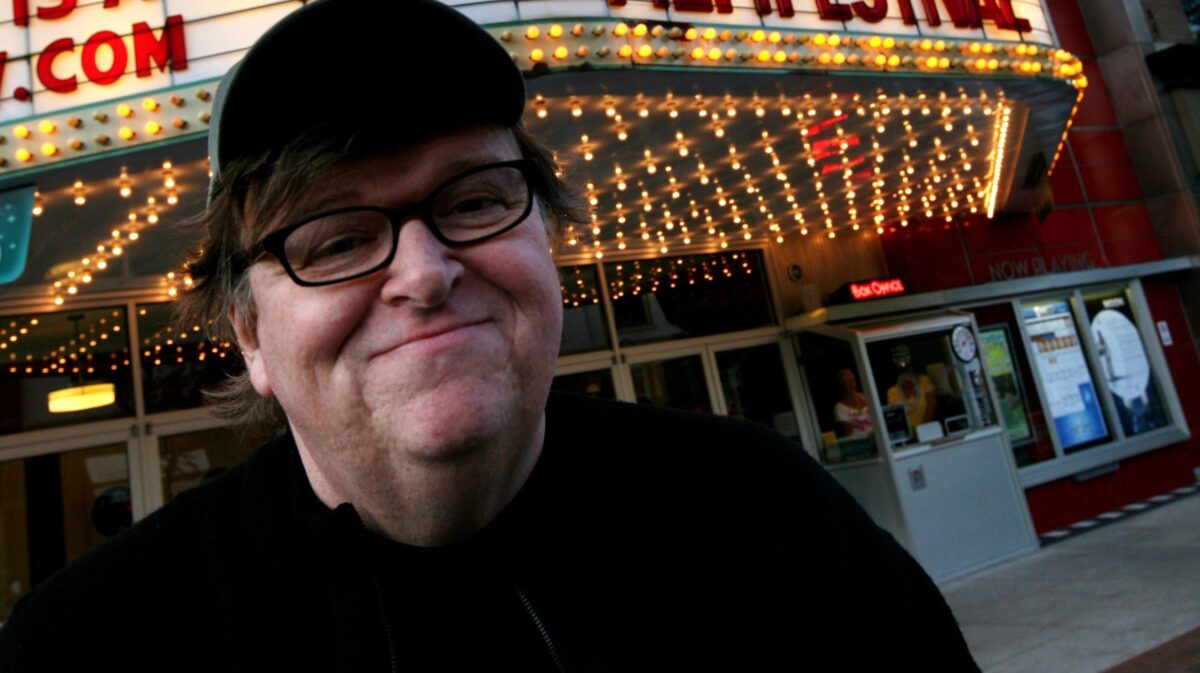 «Πού θα εισβάλουμε τώρα;» αναρωτιέται ο Michael Moore για τους Αμερικανούς