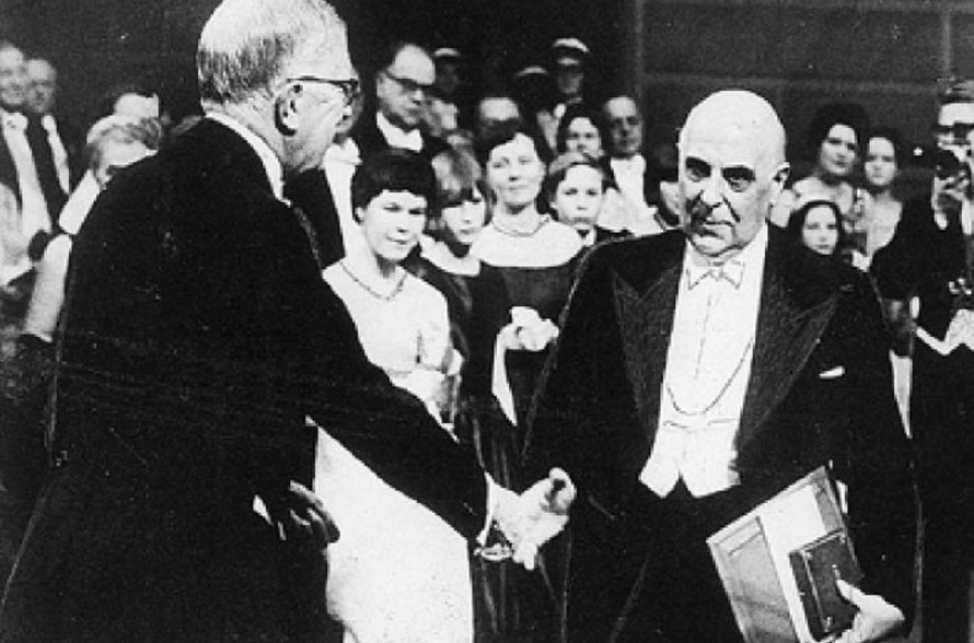 Γιώργος Σεφέρης: Είναι μικρός ο τόπος μας, αλλά η παράδοσή του είναι τεράστια και το πράγμα που τη χαρακτηρίζει είναι ότι μας παραδόθηκε χωρίς διακοπή