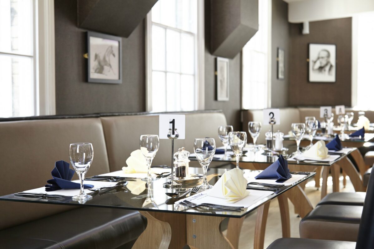 The Clink: Το εστιατόριο που περνάτε από σωματική έρευνα!