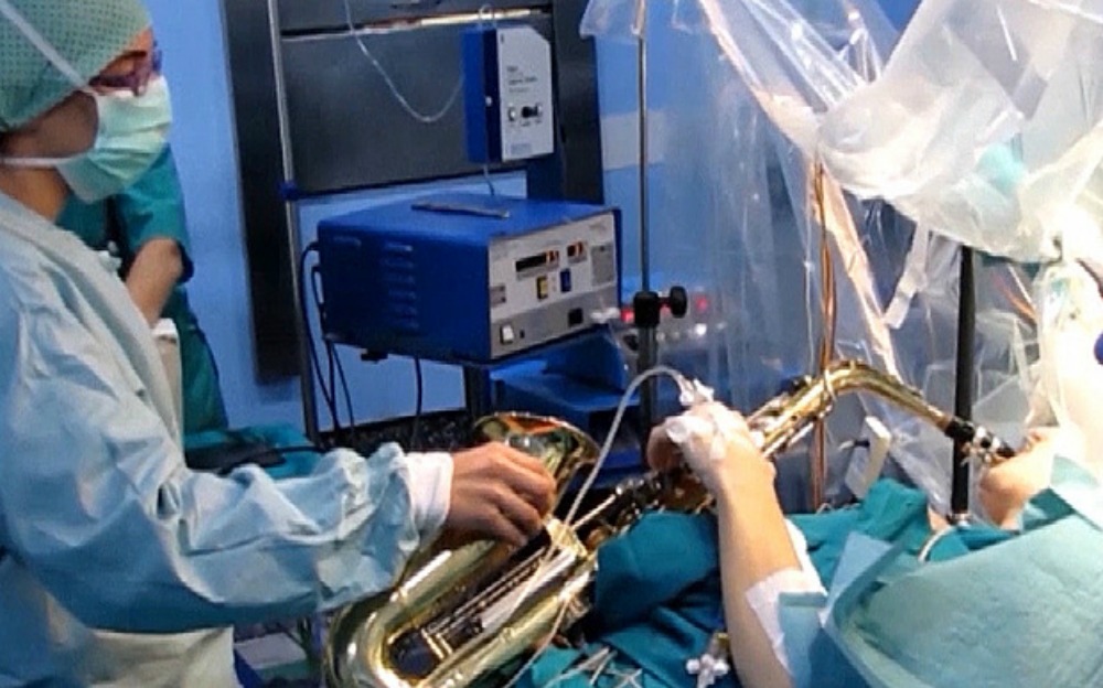 Έπαιζε σαξόφωνο και οι άλλοι....τον χειρουργούσαν! (video)