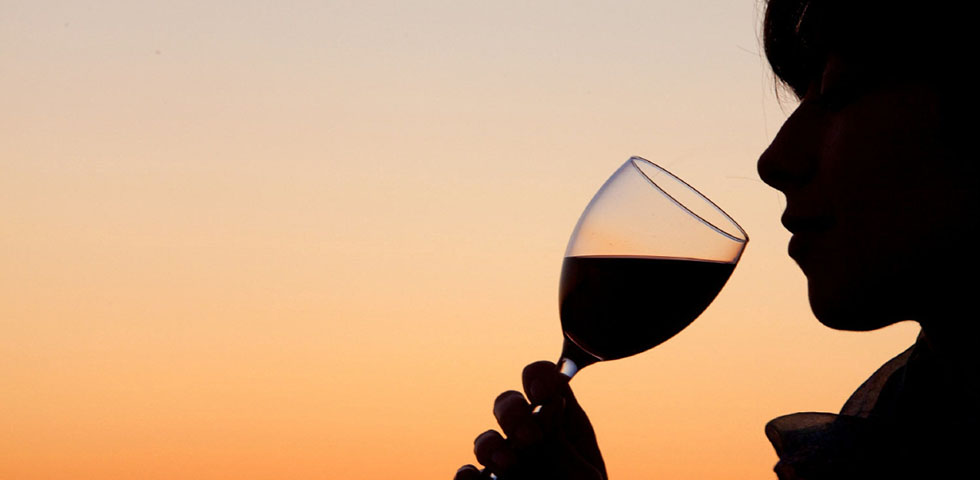 woman_drinking_wine