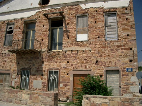 Ο πόλεμος του Αμίαντου μεταξύ Frontex και τοπικών αρχών με θύματα τους πρόσφυγες συνεχίζεται στη Χίο