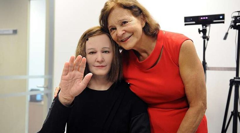 Ρομπότ-ρεσεψιονίστρια είναι «φτυστή» η δημιουργός της