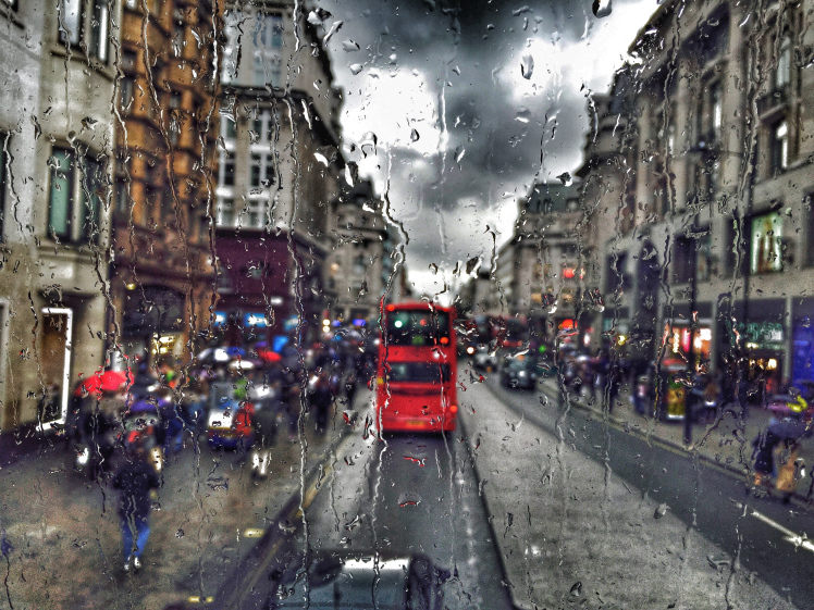 Σαρώνει η καταιγίδα Φρανκ τη Βρετανία