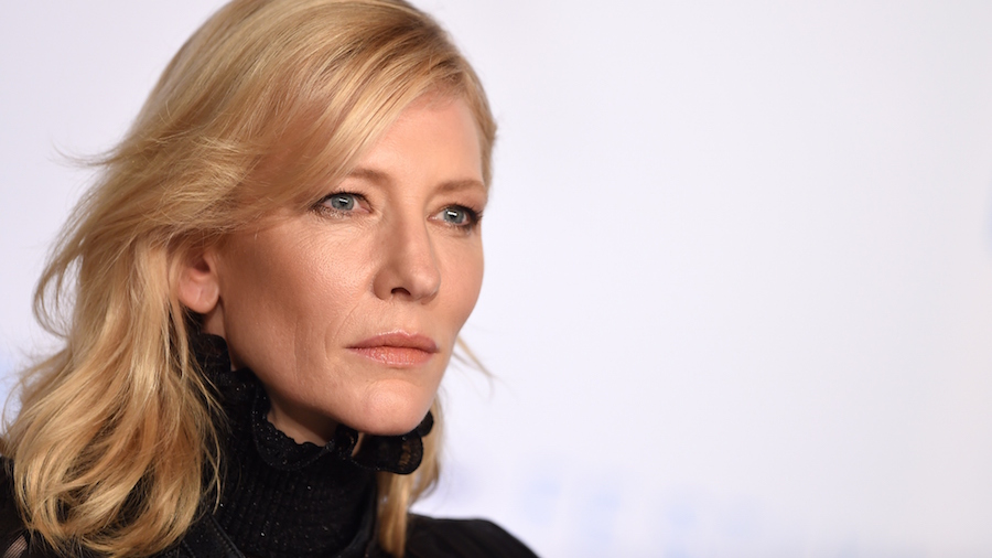 Η Cate Blanchett αφήνει τα χρυσά αγαλματίδια και πιάνει την ραπτομηχανή