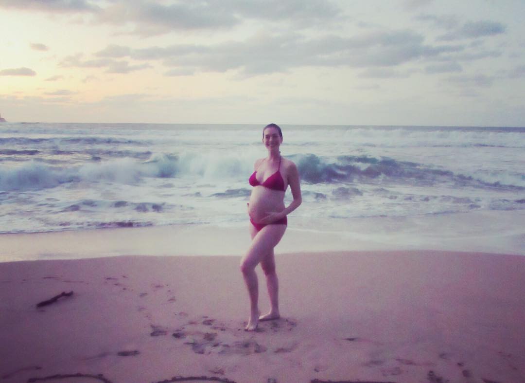 Η Anne Hathaway επιβεβαιώνει μόνη της την εγκυμοσύνη της, καίγοντας τους παπαράτσι!
