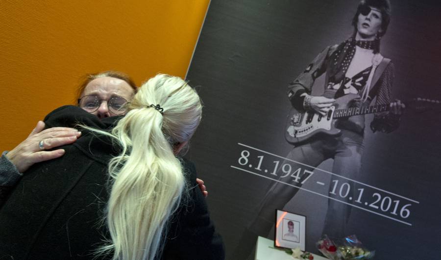 Φίλοι και οπαδοί του David Bowie τον αποχαιρετούν για το ταξίδι του στο διάστημα