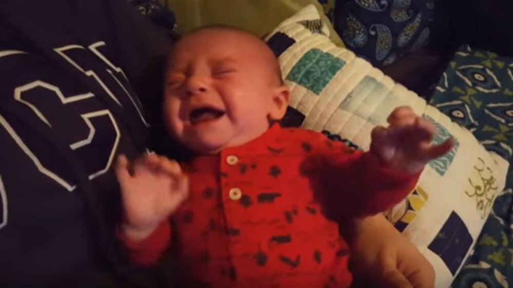 Το απόλυτο ηρεμιστικό! Μωρό σταματάει να κλαίει με το τραγούδι του Star Wars