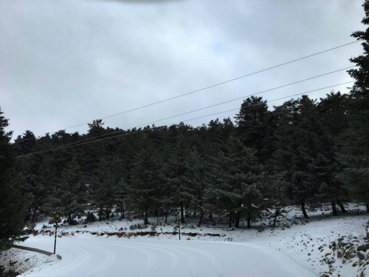 Στα λευκά ντύθηκαν τα ελληνικά νησιά