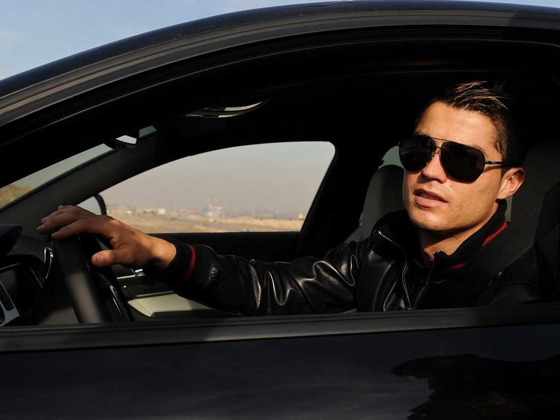 Γιατί καμαρώνει δίπλα σε μια Porsche 911 Turbo S ο Cristiano Ronaldo;