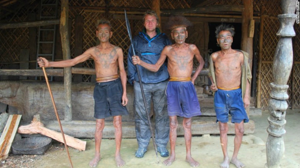 Αυτός είναι ο άνθρωπος που ταξιδεύει μόνο σε εμπόλεμες ζώνες