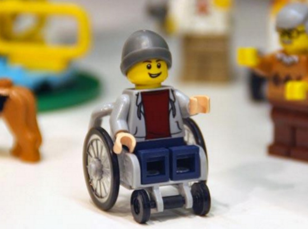 Για πρώτη φορά κυκλοφορεί φιγούρα Lego σε αναπηρικό καροτσάκι