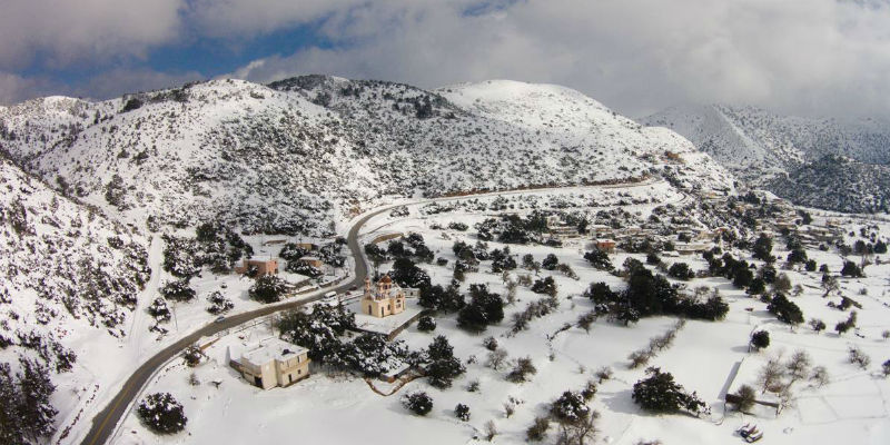 Drone αιχμαλωτίζει σε εικόνες τη χιονισμένη Κρήτη