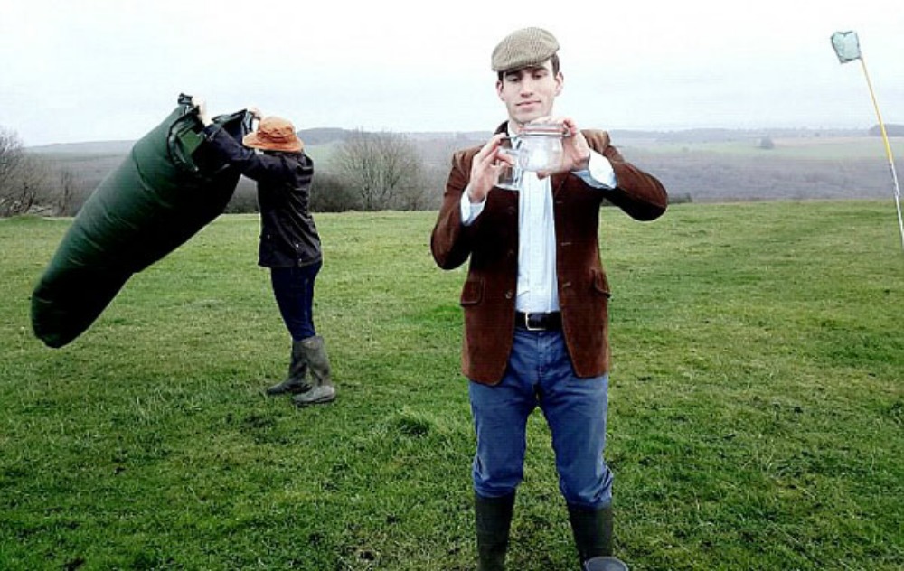 Νεαρός πουλάει αέρα αγγλικό και όχι κοπανιστό στους Κινέζους