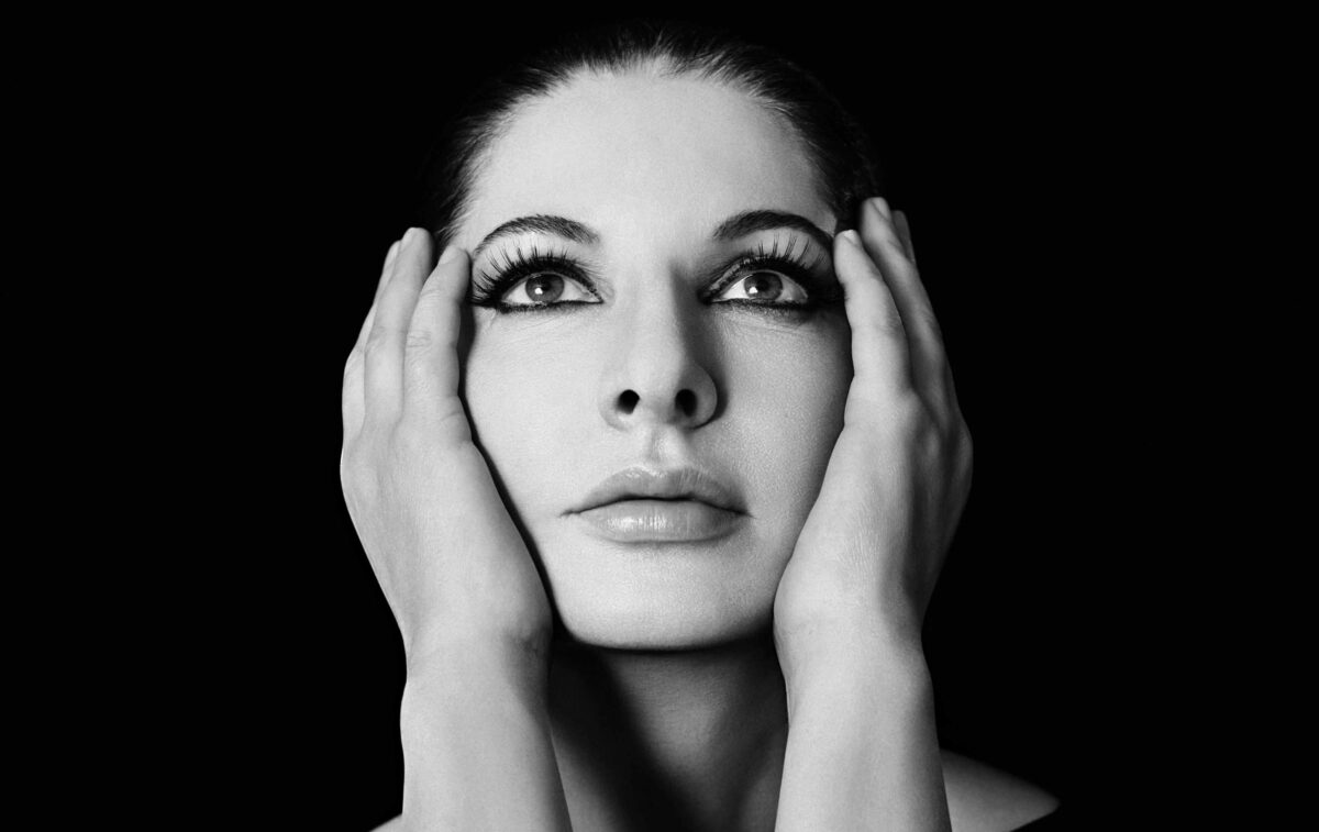 Η Marina Abramović βρίσκεται στην Αθήνα και σε καλεί να γίνετε… ένα