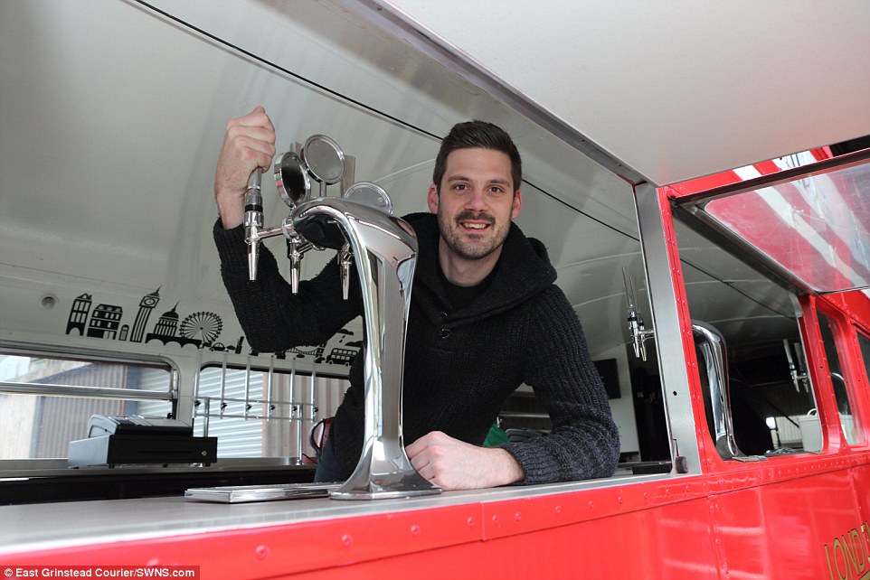 Άφησε τη δουλειά του και έφτιαξε ένα διώροφο λεωφορείο – μπαρ