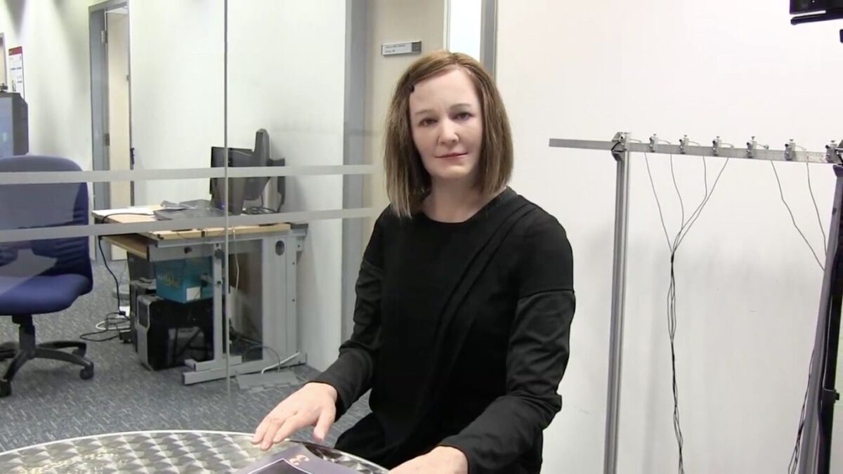 Έρχεται η Nadine, το ανθρωποειδές ρομπότ που βοηθά του ανθρώπους με άνοια