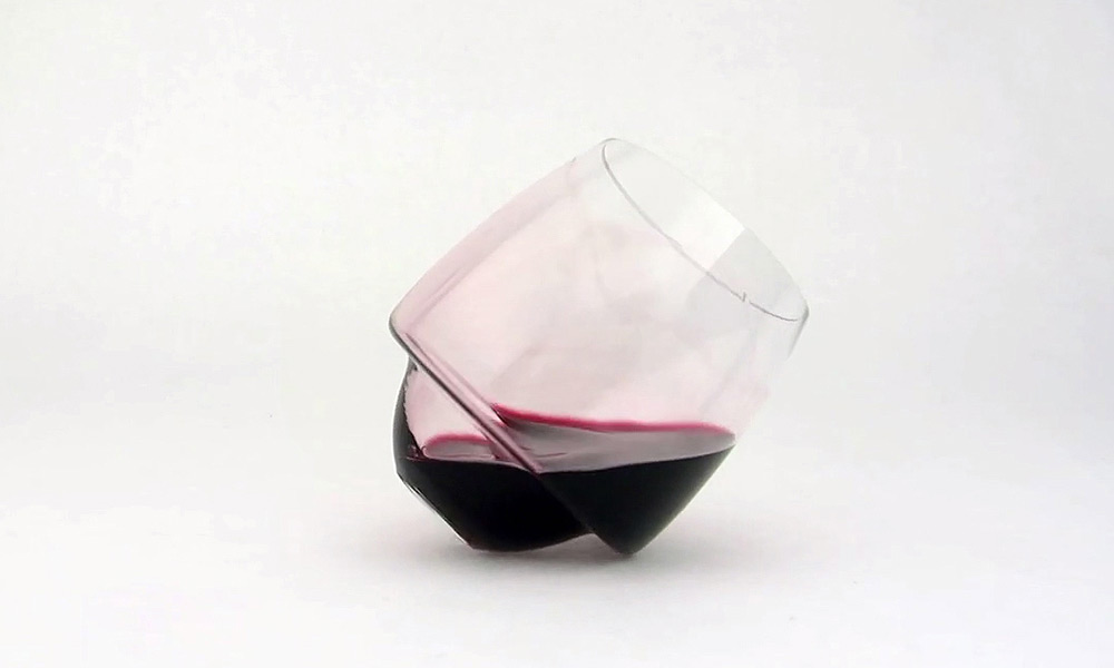 Saturn Wine Glass: Το ποτήρι που δεν σου χύνεται ούτε σταγόνα