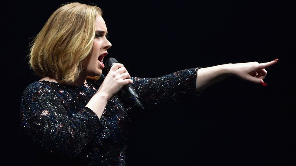 Η συγκινητική αφιέρωση της Adele προς τα θύματα της τρομοκρατικής επίθεσης