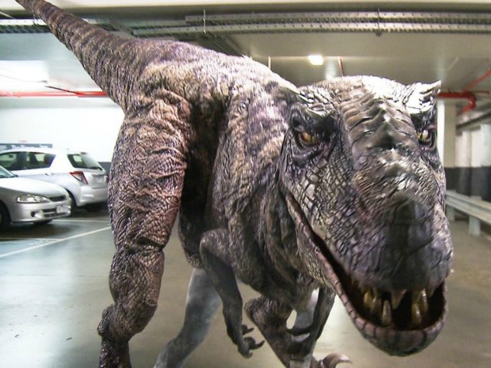 Πως θα αντιδρούσες αν έβλεπες έναν τυραννόσαυρο στο γκαράζ;