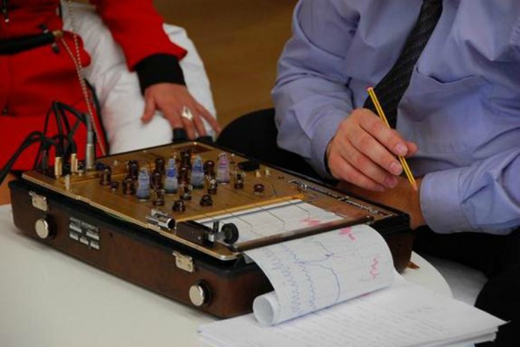 Δείτε πως ένας ανιχνευτής ψεύδους μπορεί να γίνει άκρως διασκεδαστικός (video)