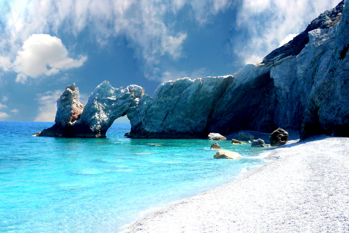 Αυτή είναι η ελληνική παραλία που αν πάρεις βότσαλα σου κόβουν πρόστιμο!