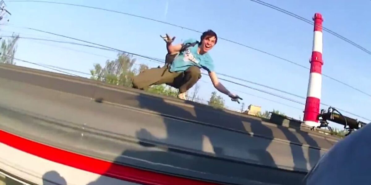 Metro surfing: Η νέα επικίνδυνη τάση στο μετρό της Μόσχας