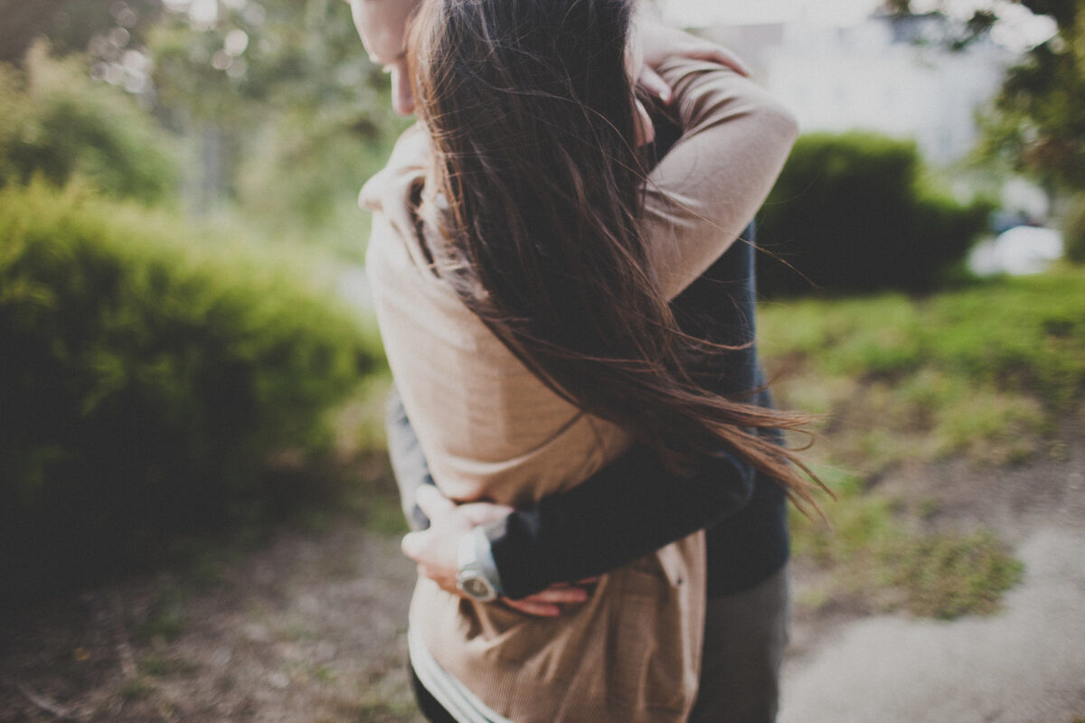 Οι αγκαλιές διώχνουν τις ιώσεις και τη θλίψη από τη ζωή σου