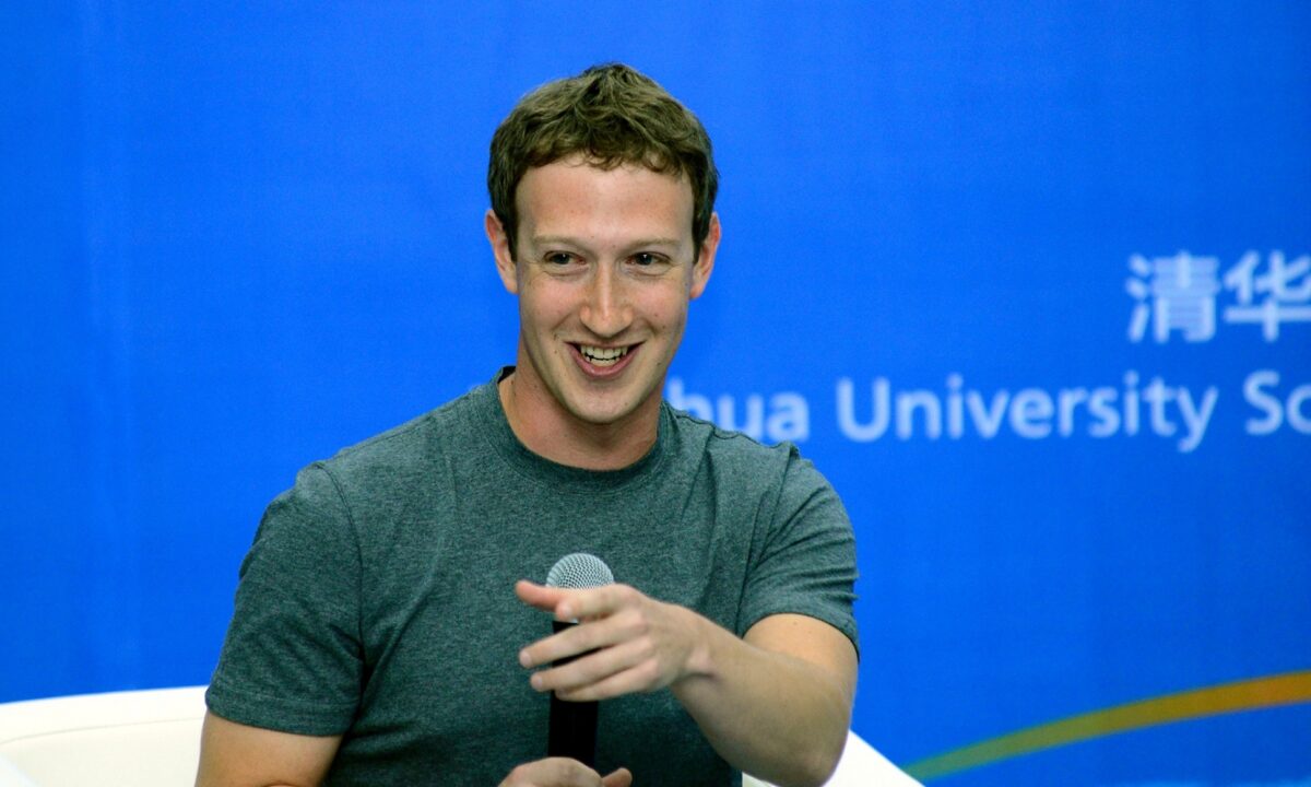 Παίρνει τα μέτρα του ο Zuckerberg με το «save button» στο Facebook