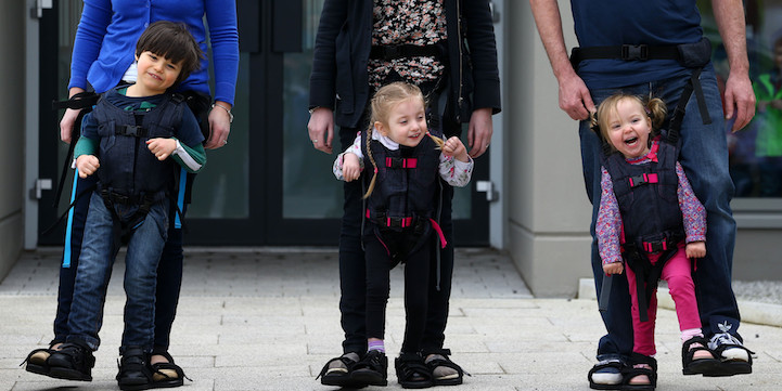 Μητέρα παιδιού με κινητικά προβλήματα σχεδίασε πρωτοποριακή συσκευή που του επιτρέπει να περπατάει