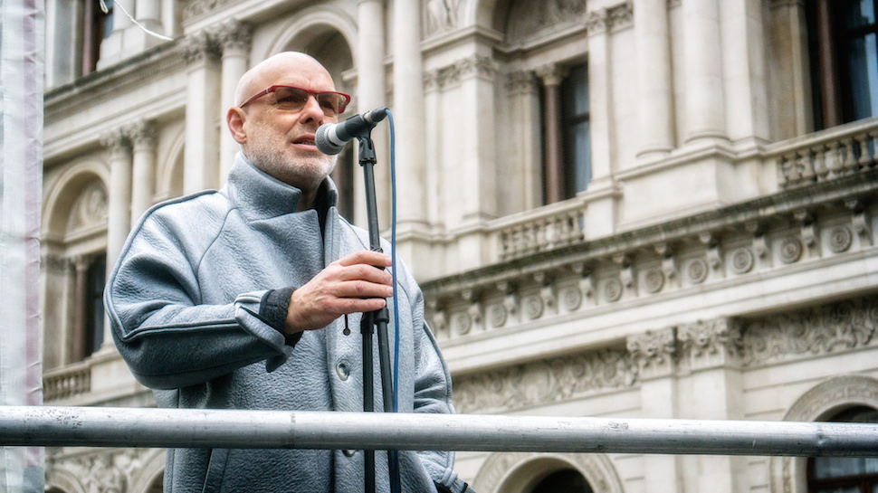 Ο Brian Eno διασκευάζει το «I`m Set Free» των Velvet Underground και μιλάει για το πόσο τον επηρέασαν