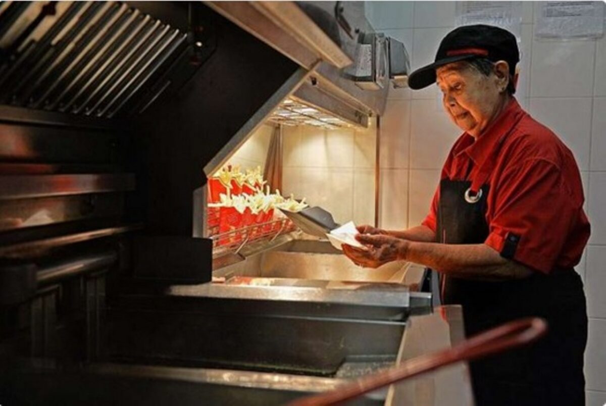 Αυτή είναι η μεγαλύτερη υπάλληλος των McDonalds στον κόσμο