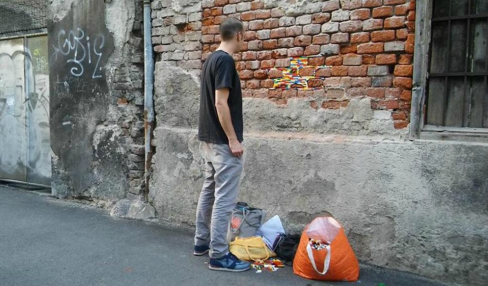 Γυρίζει τον κόσμο και επιδιορθώνει τοίχους με τουβλάκια Lego!