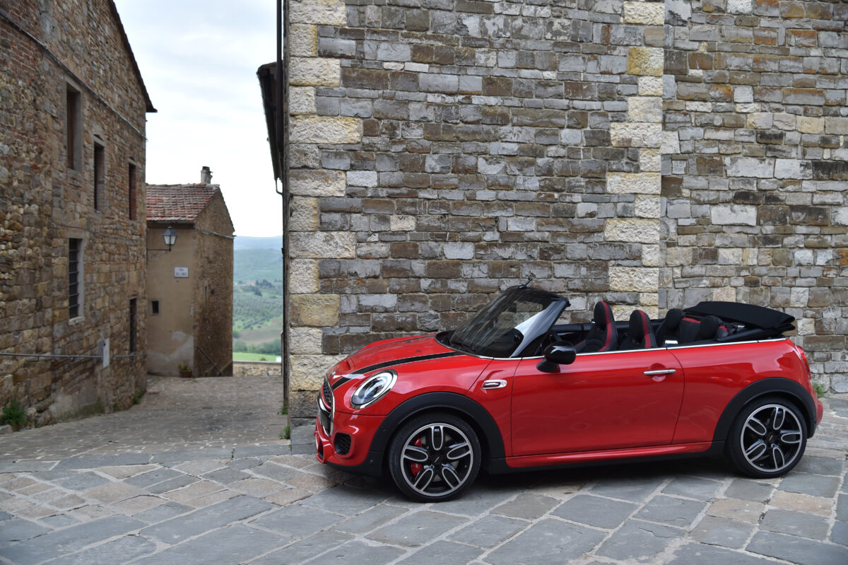 Το νέο MINI John Cooper Works Cabrio ανοίγει την οροφή του! (photos)