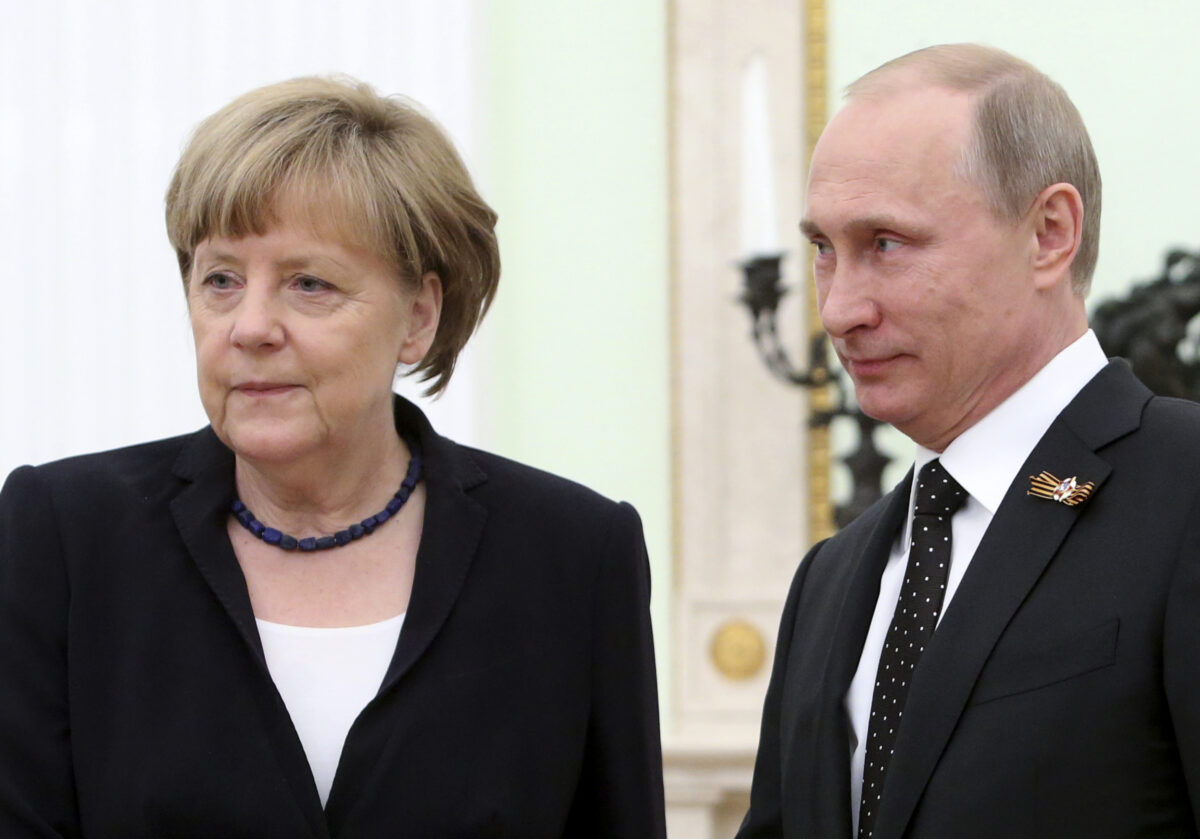 Γιατί ο Putin θέλει να ρίξει την Merkel;