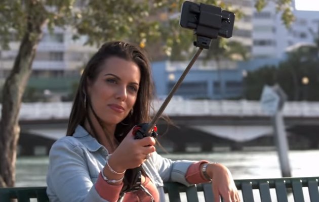 Unreal Selfie Sticκ: Το selfie stick που σας χαρίζει υπηρεσίες επαγγελματικής φωτογράφισης